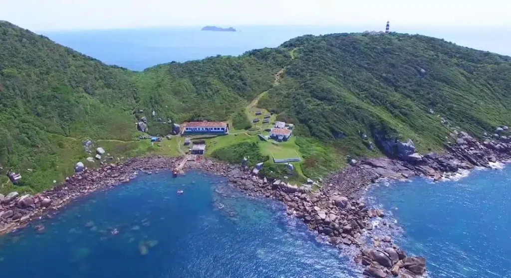 Mergulho na Ilha do Arvoredo: vista aérea da enseada sul com o farol da Marinha
