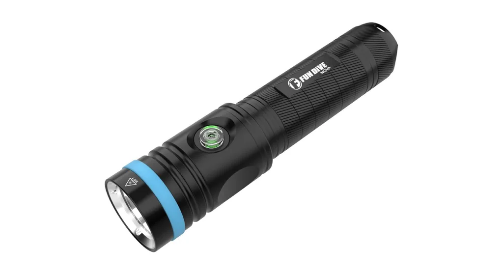 Lanterna de mergulho Fun Dive NOVA 2600 recarregável, corpo de alumínio anodizado preto com anel azul e botão magnético
