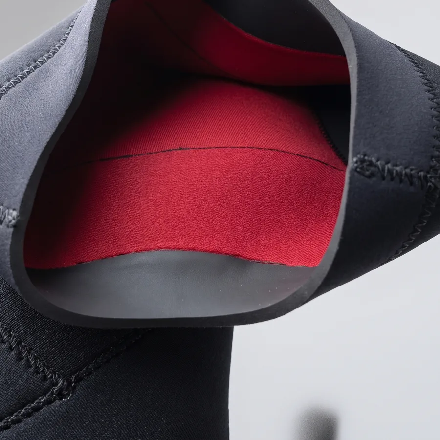 Gola da roupa semi seca Pino Patagonic vista por dentro, com a faixa lisa de vedação e o forro vermelho