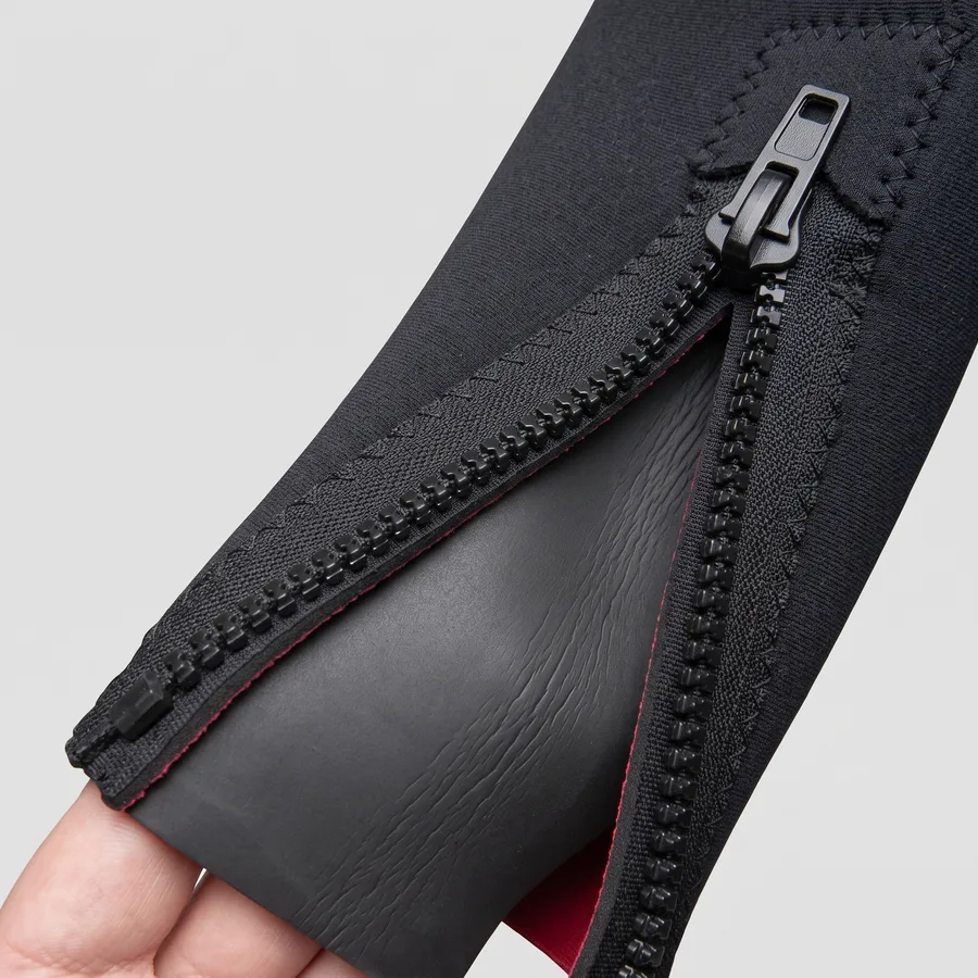 Zíper YKK nº 10 do punho da roupa semi seca Pino Patagonic aberto, mostrando a aba lisa interna de vedação