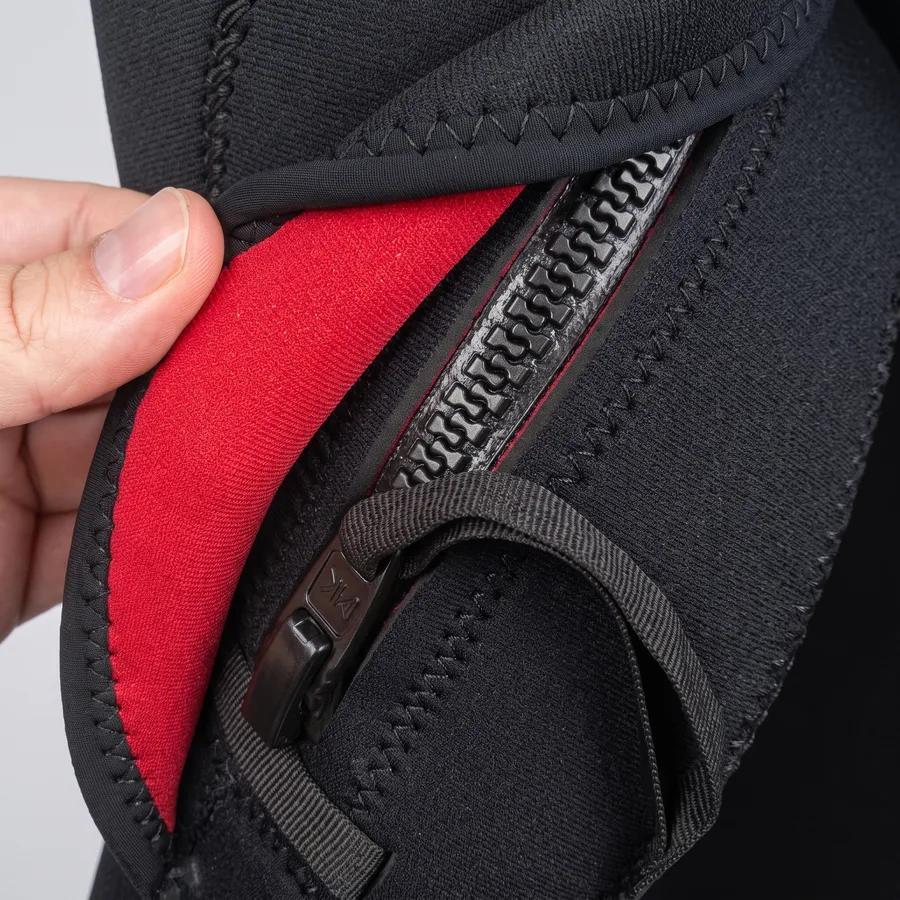 Zíper semi-seco transversal da Pino Patagonic aberto, com dentes largos, puxador e aba interna de neoprene vermelho