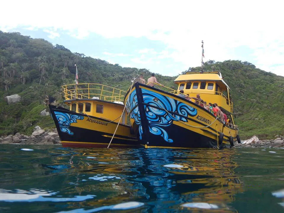 Embarcação de mergulho fundeada junto ao costão da ilha