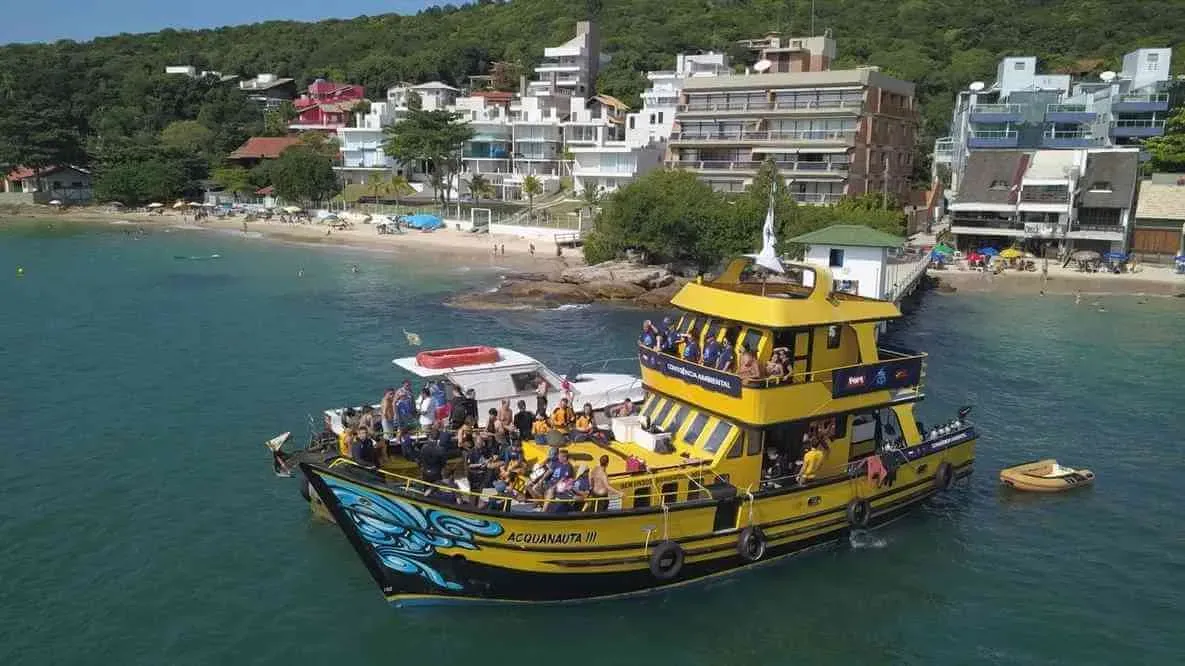 Acquanauta III em operação na praia de Canasvieiras