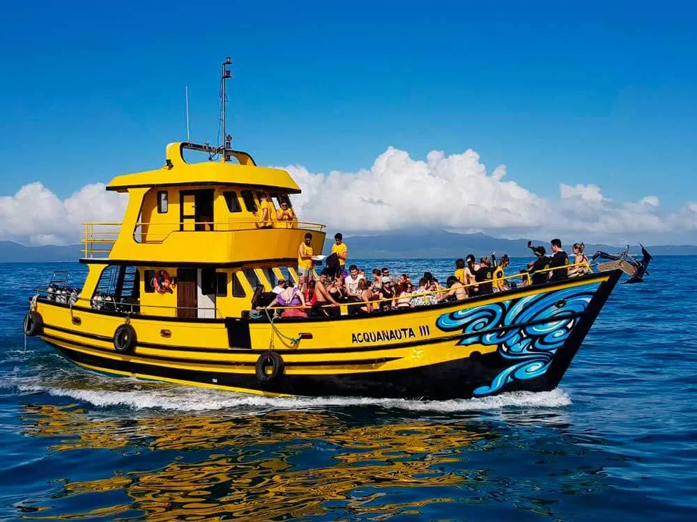 Embarcação Acquanauta III navegando com o grupo a bordo rumo ao ponto de mergulho