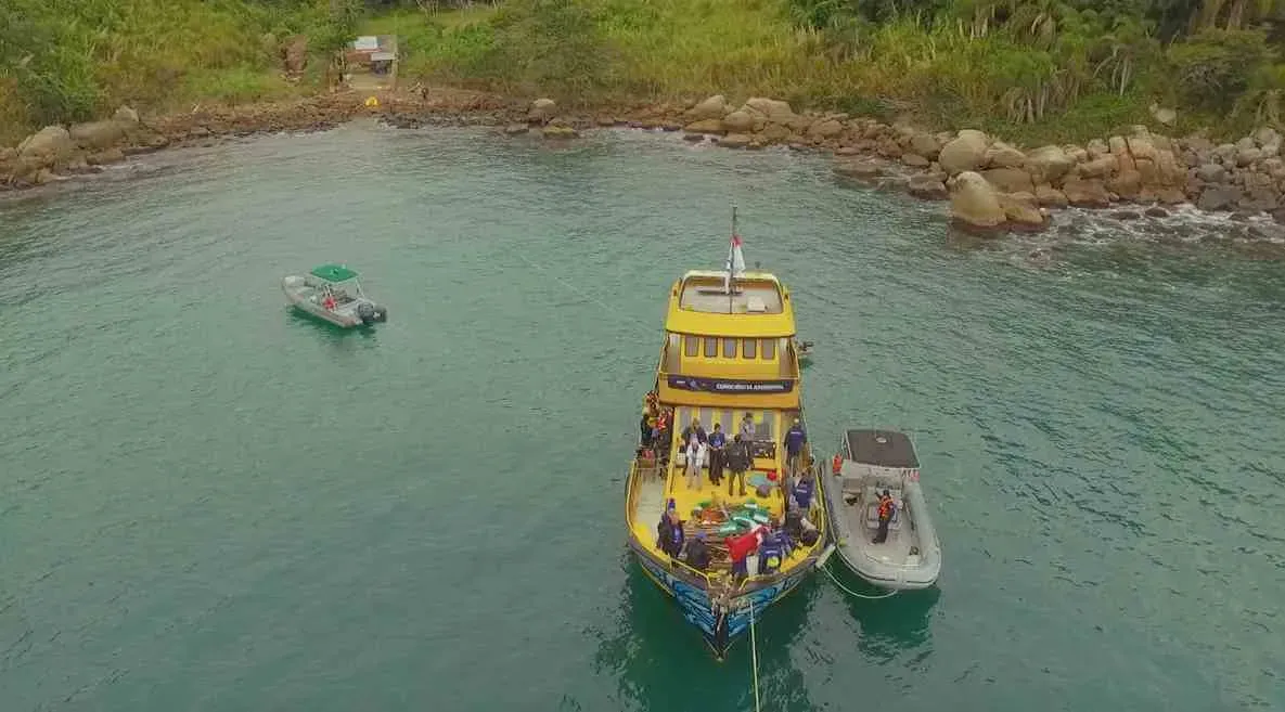 Operação de mergulho vista do alto, numa enseada da ilha