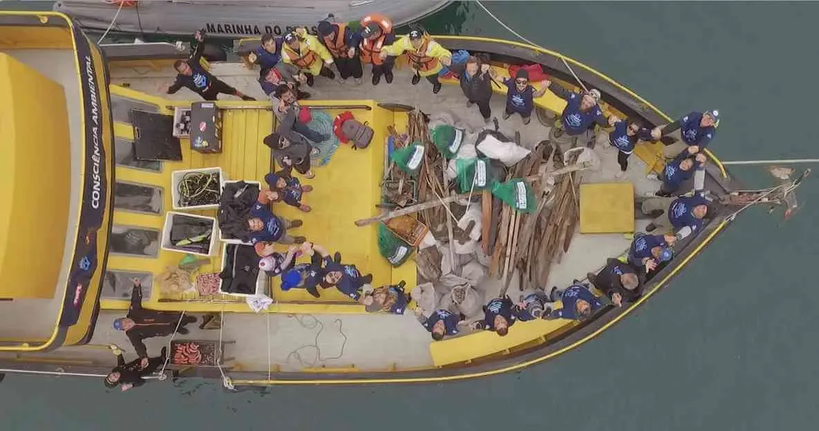 Equipe a bordo durante uma ação de limpeza dos mares