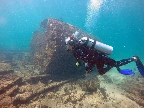 Mergulhador explorando uma estrutura submersa