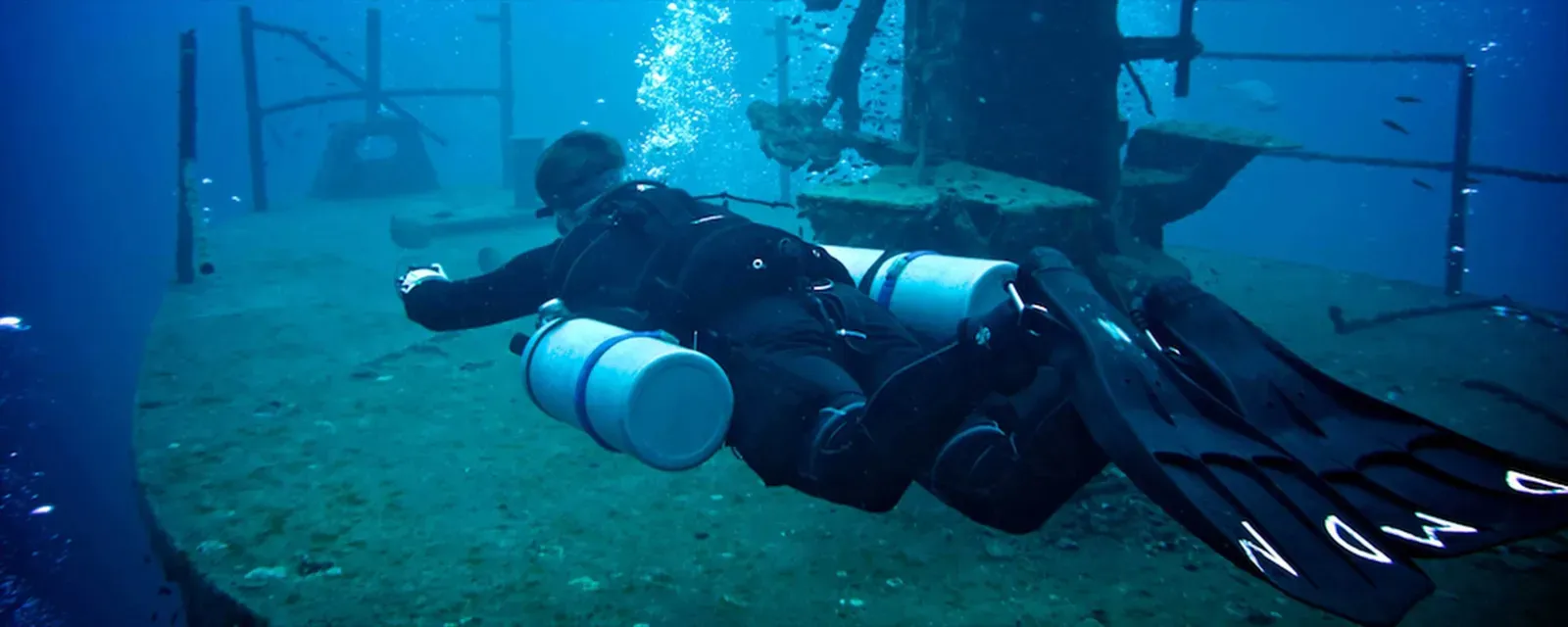 Mergulhador em configuração sidemount com cilindros laterais