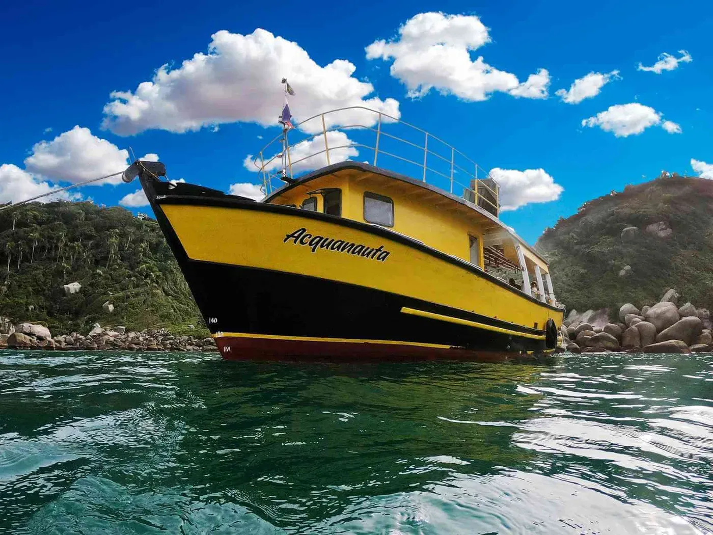 Acquanauta — embarcação de 14 m para até 30 mergulhadores, com área coberta, banheiro e convés livre
