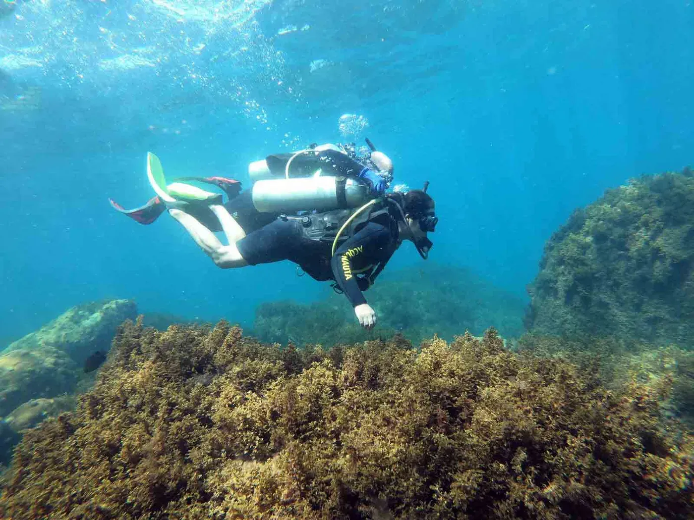 Mergulhador deslizando sobre o costão rochoso da Reserva do Arvoredo