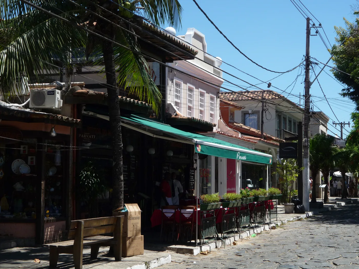 Rua das Pedras, em Búzios, com lojas e restaurantes ao longo do calçamento de pedra
