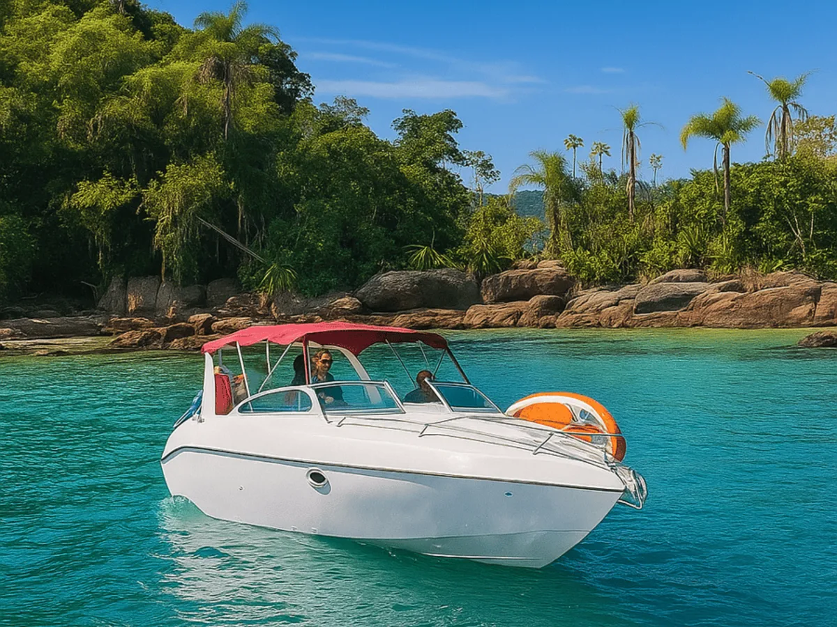 Lancha pequena com toldo vermelho ancorada diante de uma ilha com vegetação