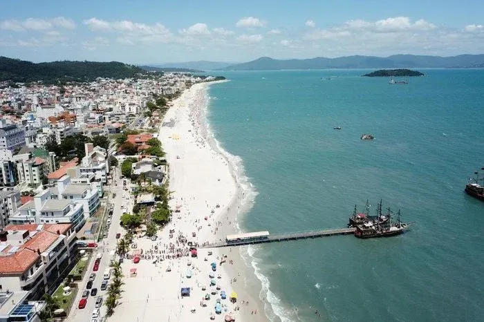 Vista aérea da Praia de Canasvieiras com o barco pirata atracado no trapiche
