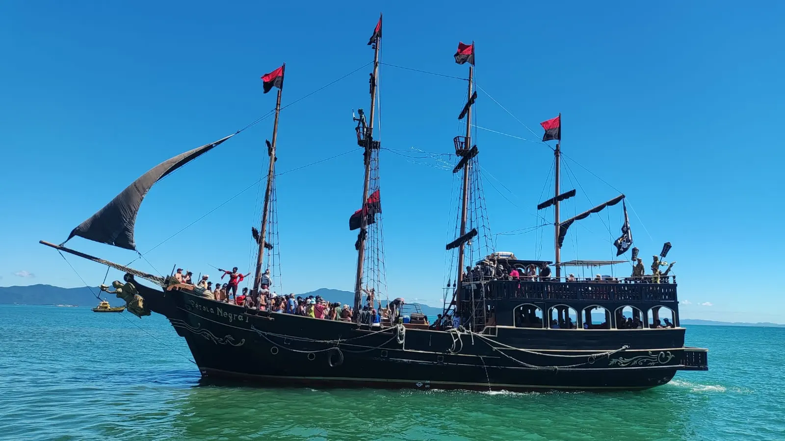 Barco pirata Pérola Negra navegando com as velas negras abertas no mar do Norte da Ilha