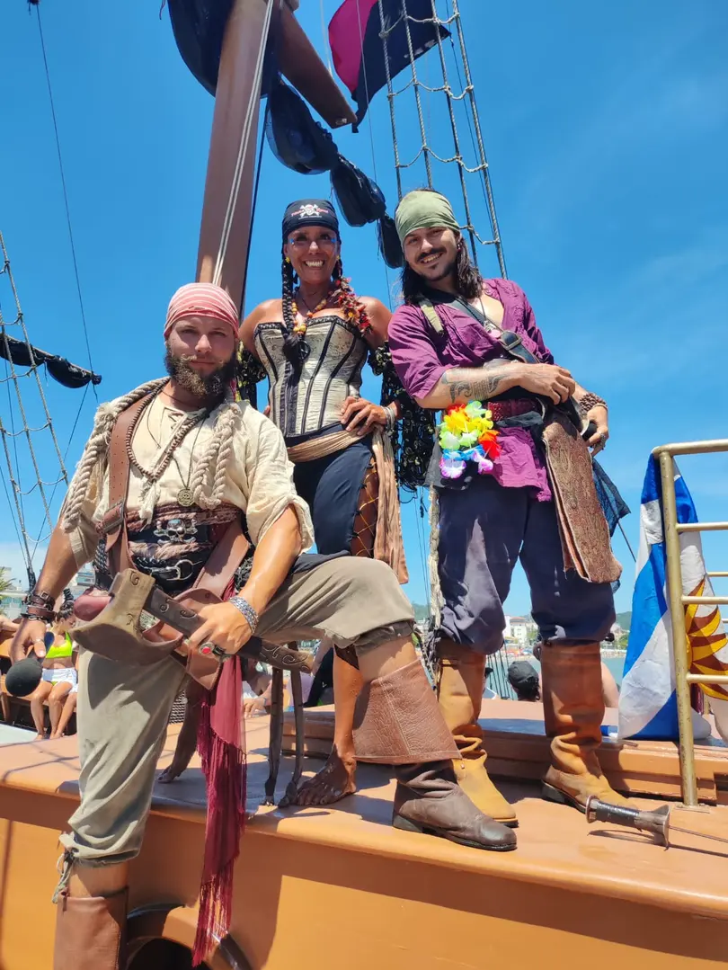 Três piratas da tripulação posando a bordo