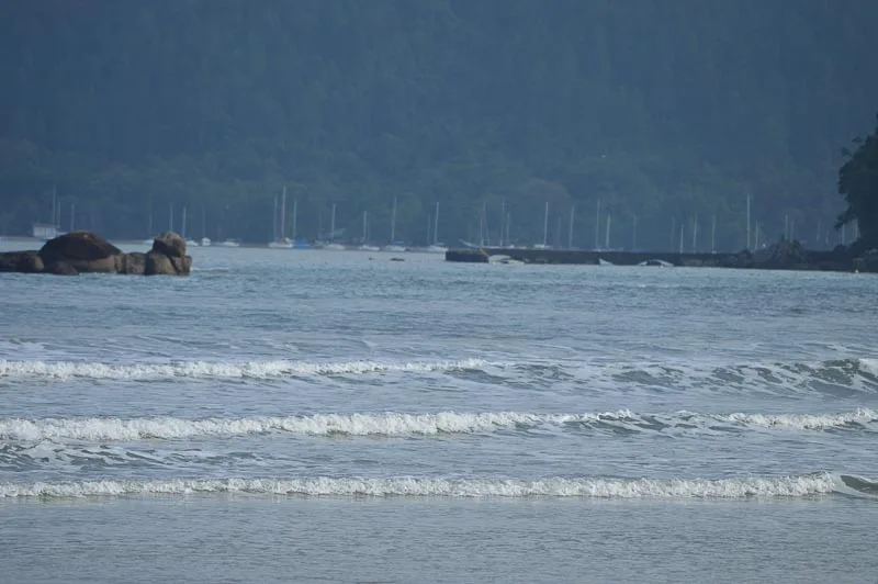 Costeira rochosa da Praia da Enseada, onde é feita a trilha subaquática