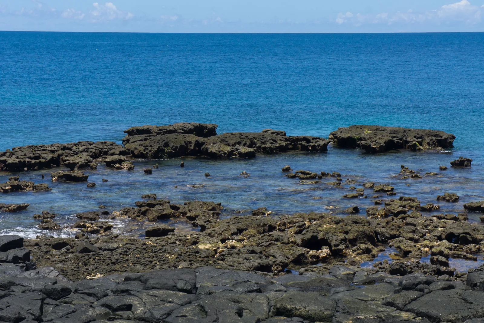 Formação rochosa vulcânica na costa do arquipélago de Abrolhos
