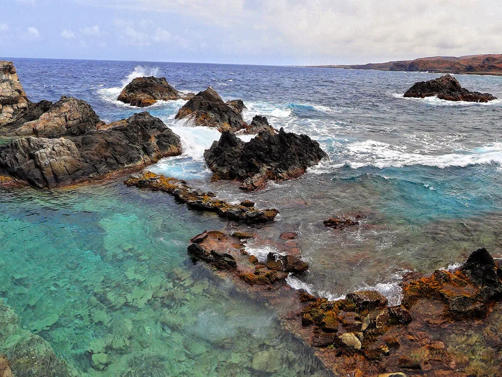 Piscina natural Conchi entre rochas vulcânicas na costa leste de Aruba, no Parque Nacional Arikok