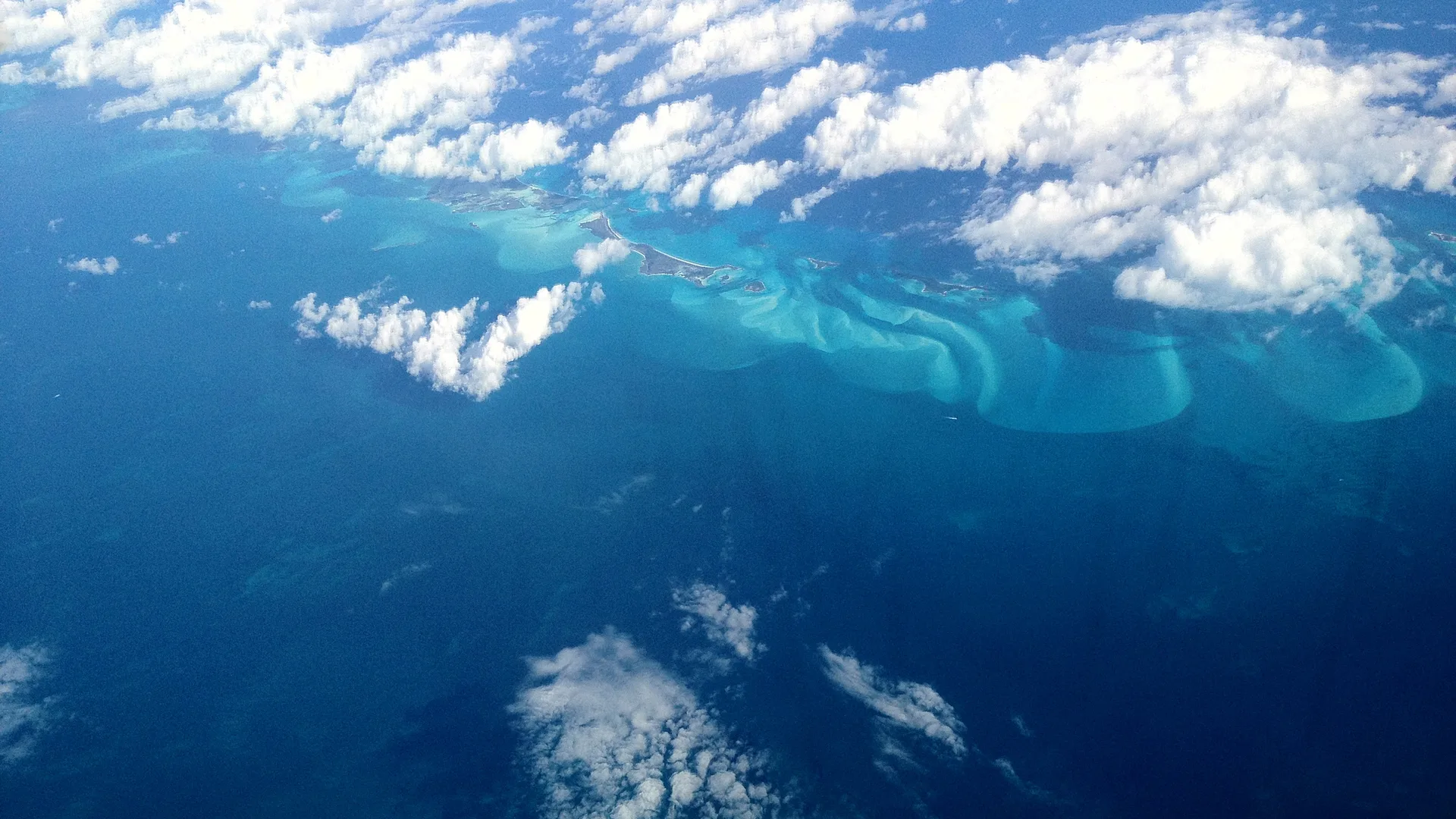 Vista aérea dos cays de Exuma e dos bancos de areia turquesa, nas Bahamas
