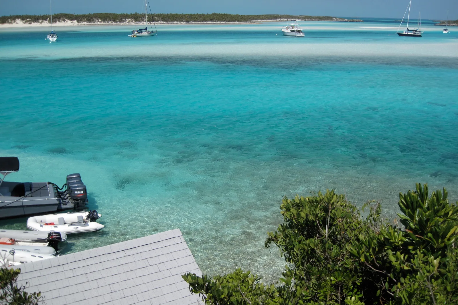 Veleiros ancorados na baía turquesa de Warderick Wells, no parque marinho de Exuma