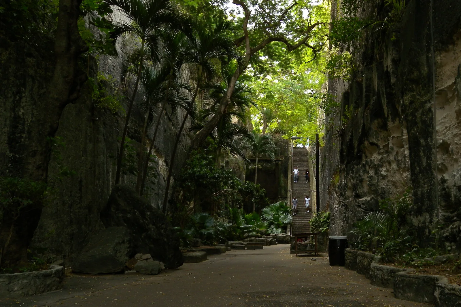 Queen's Staircase, a escadaria de 65 degraus escavada no calcário, em Nassau