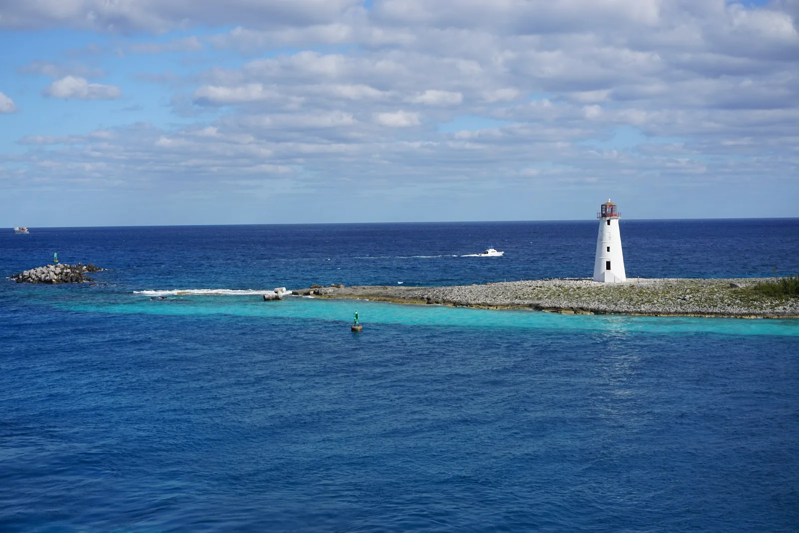 Farol de Paradise Island na entrada do porto de Nassau, nas Bahamas