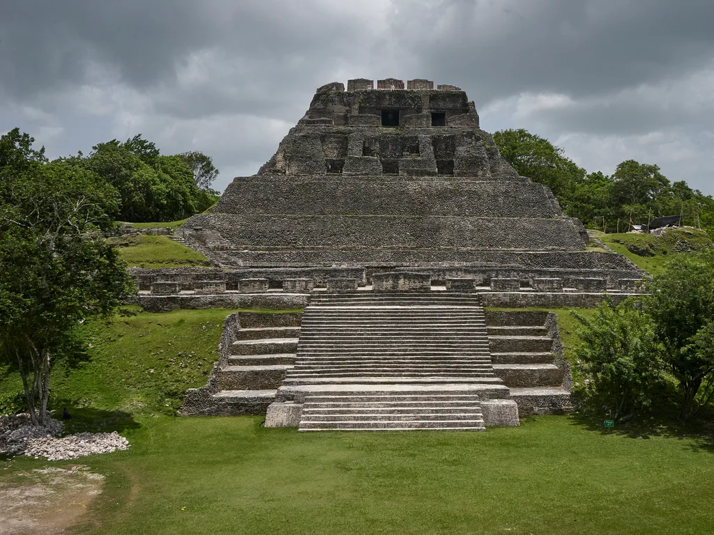 Pirâmide El Castillo, nas ruínas maias de Xunantunich, em Belize