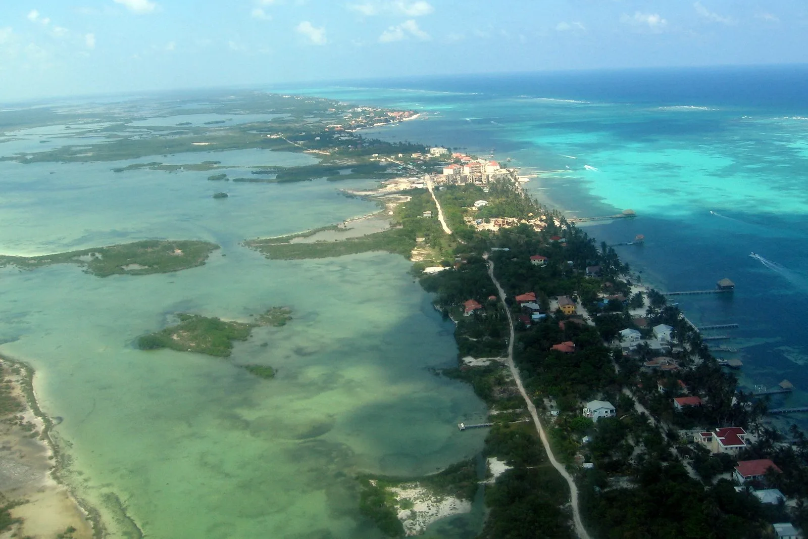 Vista aérea de Ambergris Caye, com San Pedro entre o mar e a laguna
