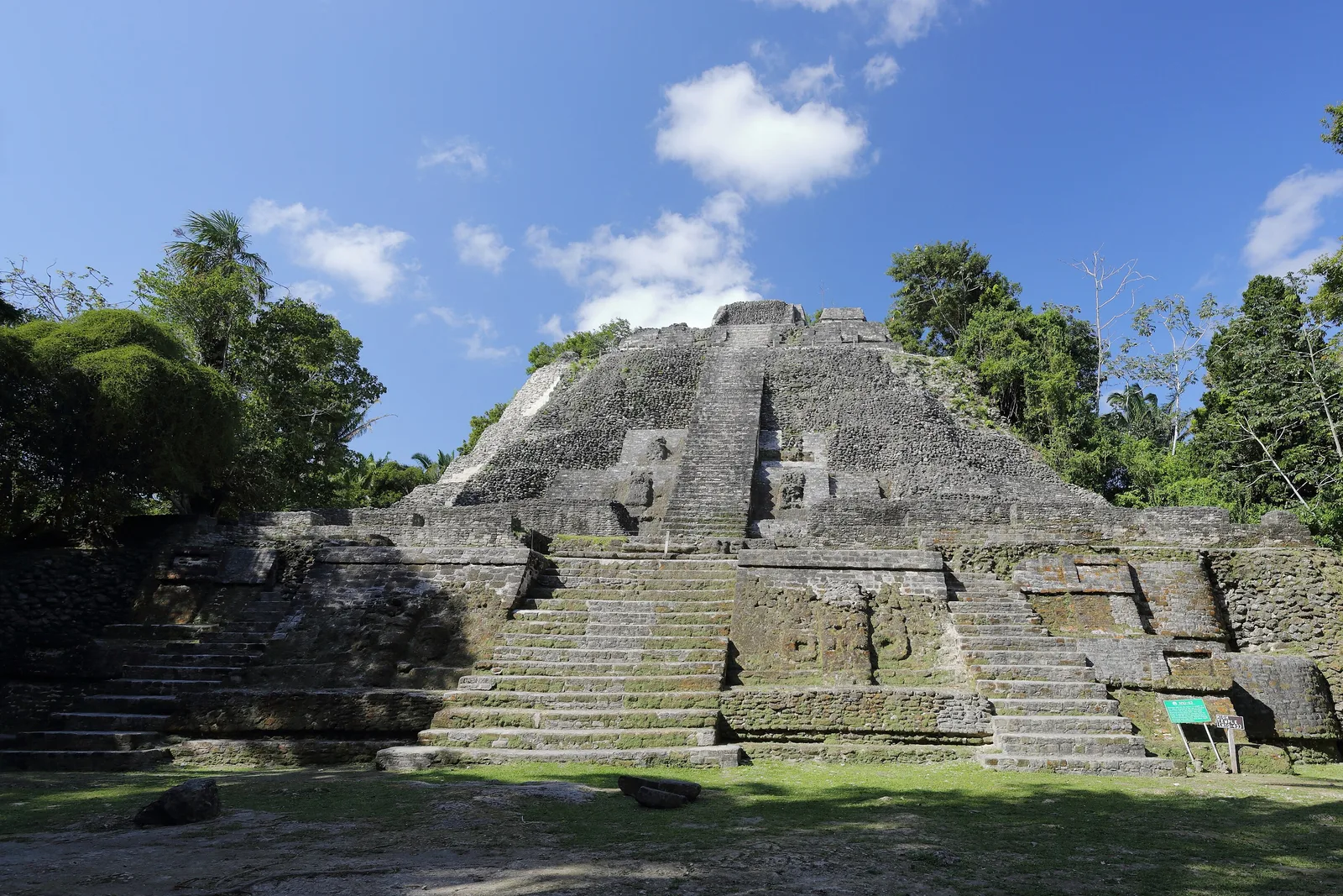 High Temple, nas ruínas maias de Lamanai, no norte de Belize