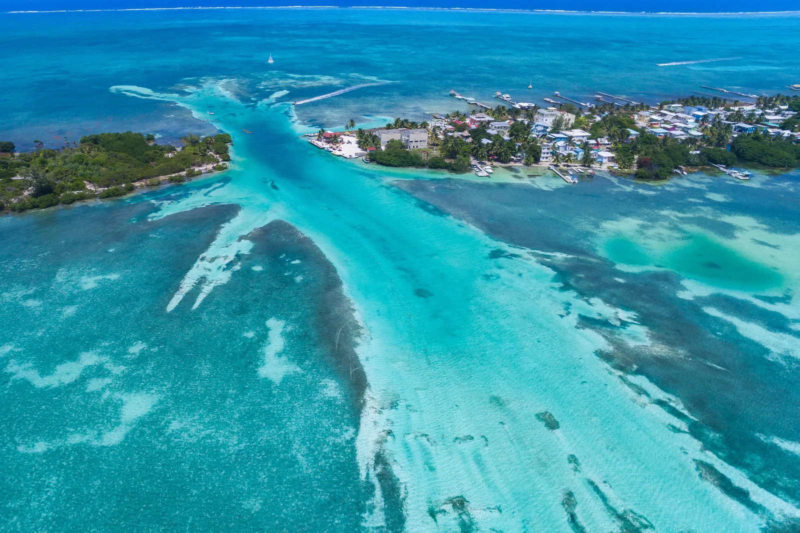 Vista aérea de Caye Caulker sobre a barreira de corais de Belize