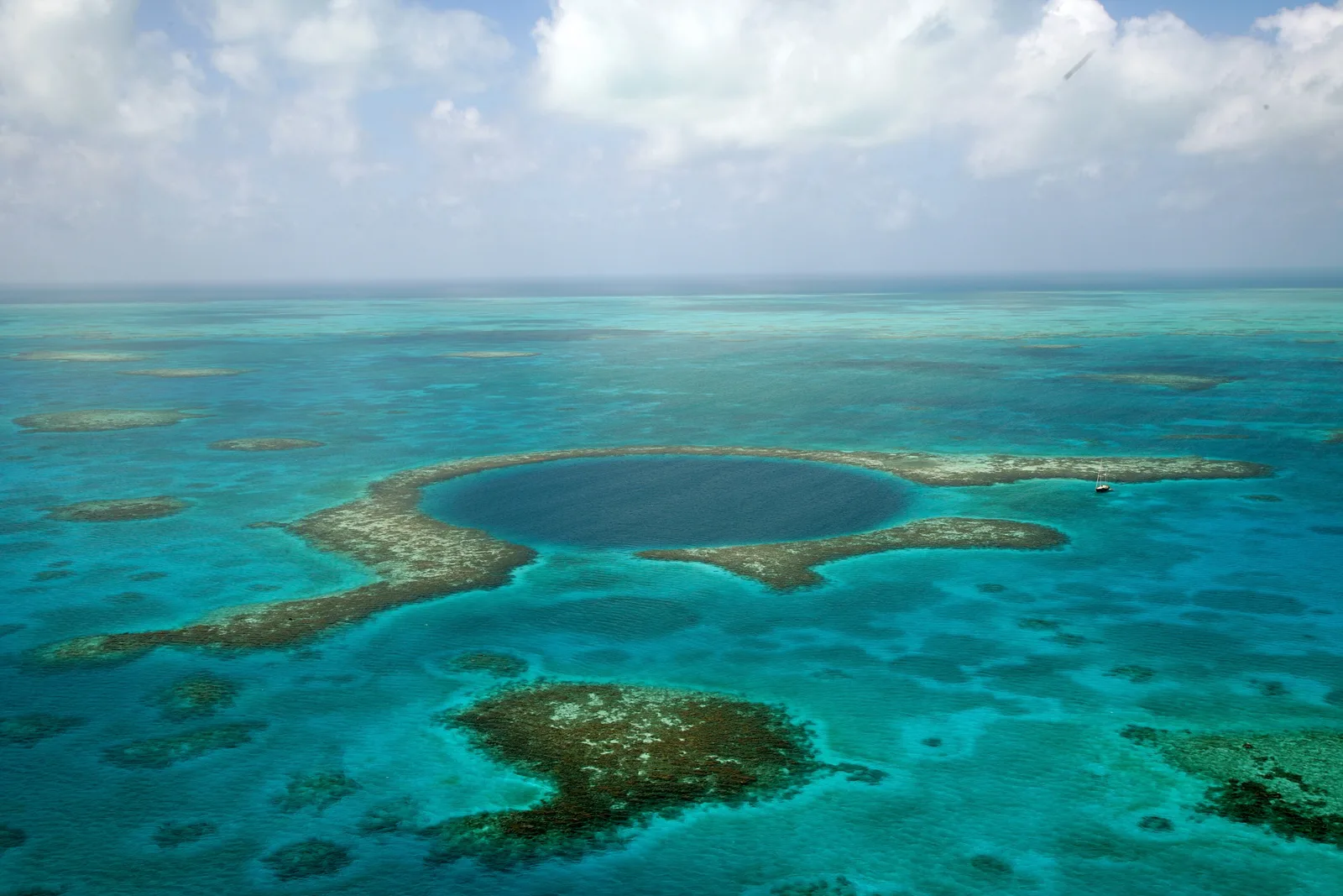 Vista aérea do Great Blue Hole, no atol de Lighthouse Reef, em Belize
