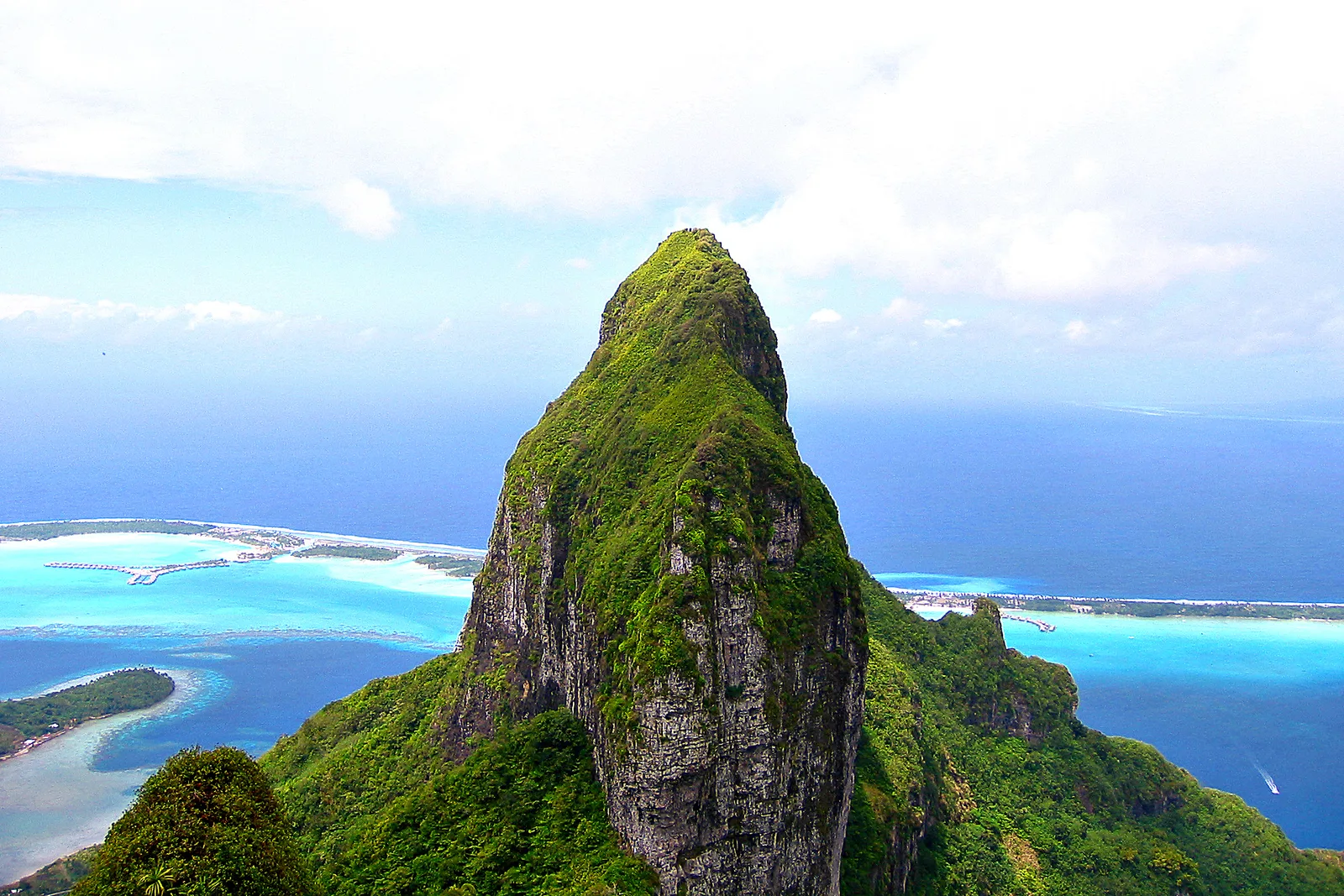 Pico do Monte Otemanu sobre a lagoa de Bora Bora, visto do Monte Pahia