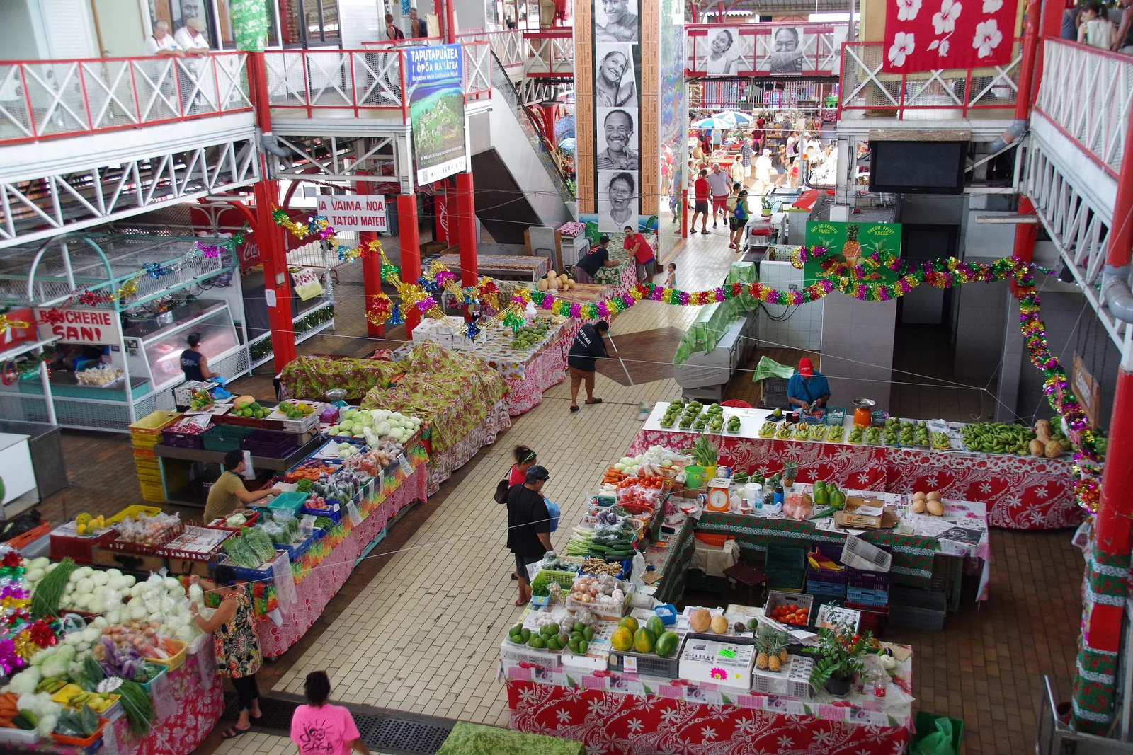 Bancas de frutas e verduras no Mercado Municipal de Papeete, no Tahiti