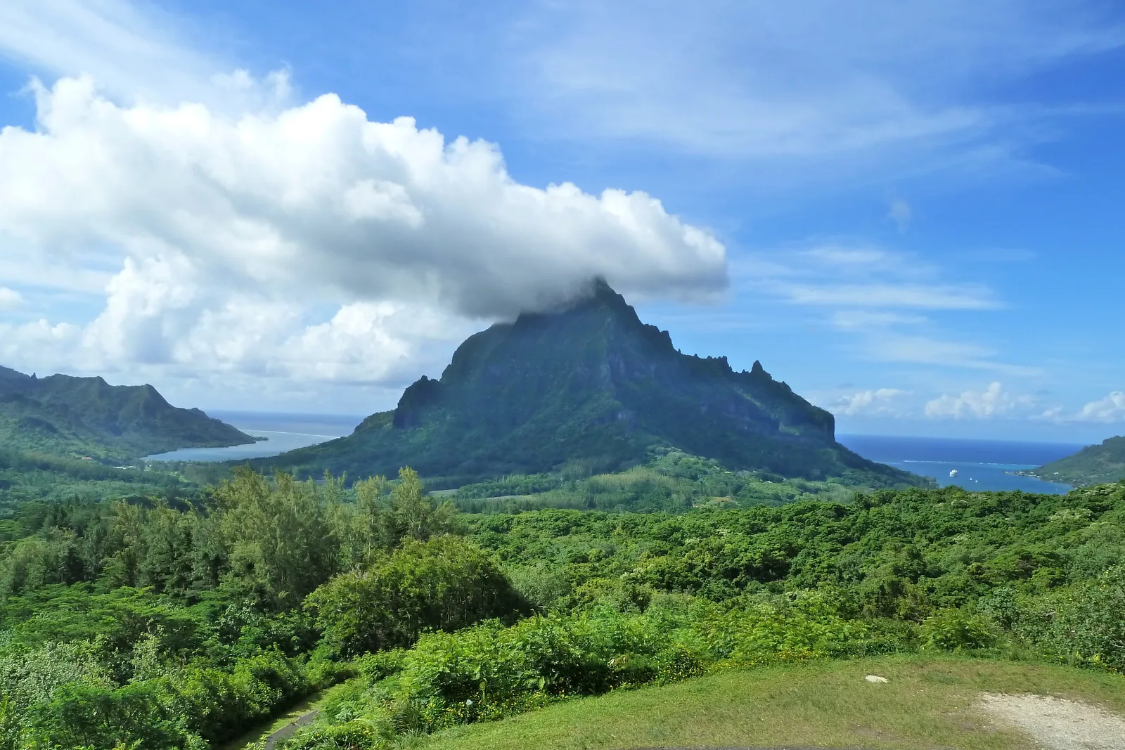 Monte Rotui entre as baías de Opunohu e de Cook, visto do mirante Belvédère, em Moorea