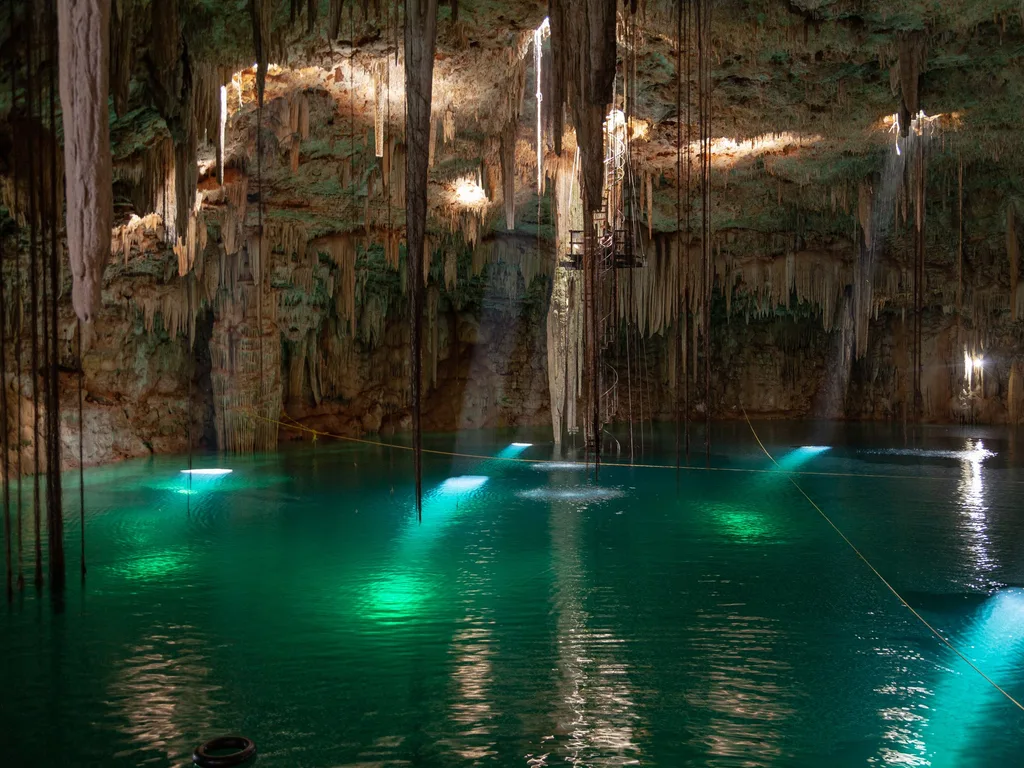 Cenote de água cristalina cercado de vegetação, no interior da Península de Yucatán