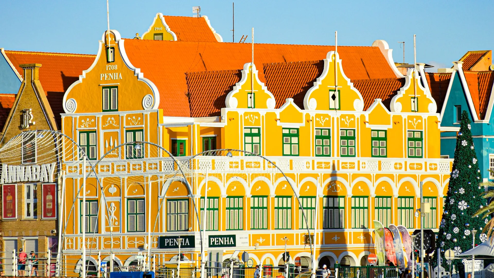 Arquitetura colonial holandesa colorida à beira-mar em Curaçao