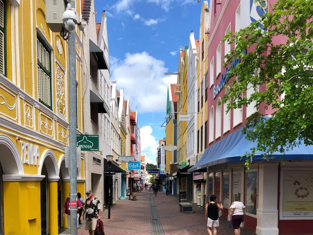 Rua de comércio com fachadas coloridas em Willemstad, Curaçao