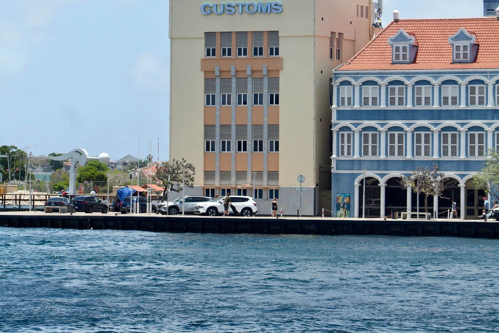 Edifícios históricos à beira do canal de Santa Ana, em Willemstad, Curaçao