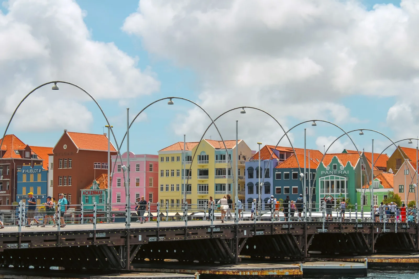 Ponte flutuante Rainha Emma sobre o canal em Willemstad, Curaçao