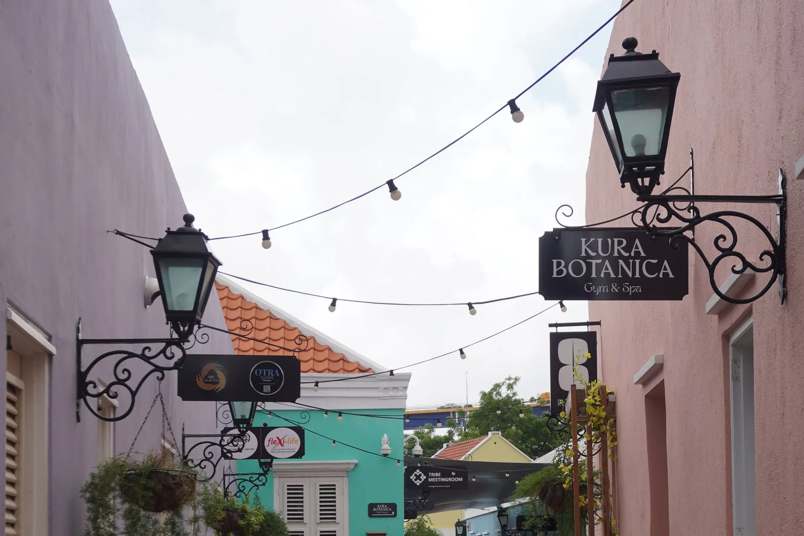 Beco colorido com fachadas coloniais em Willemstad, Curaçao