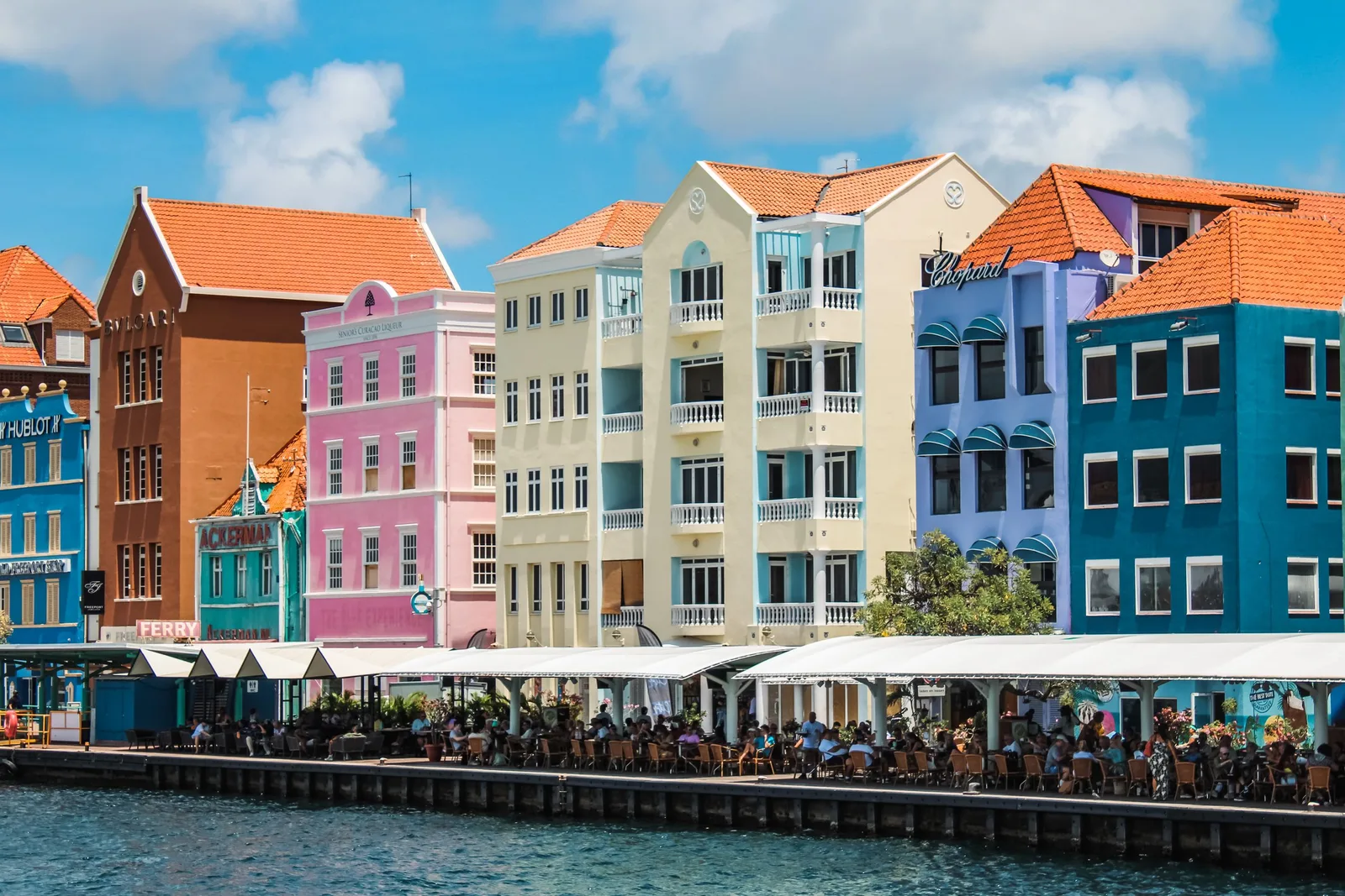 Fachadas coloniais coloridas à beira-mar em Willemstad, capital de Curaçao