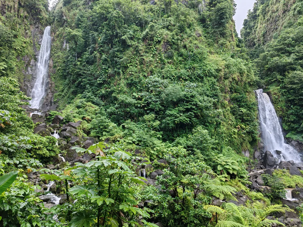 As duas quedas das Trafalgar Falls, no Parque Nacional Morne Trois Pitons, em Dominica
