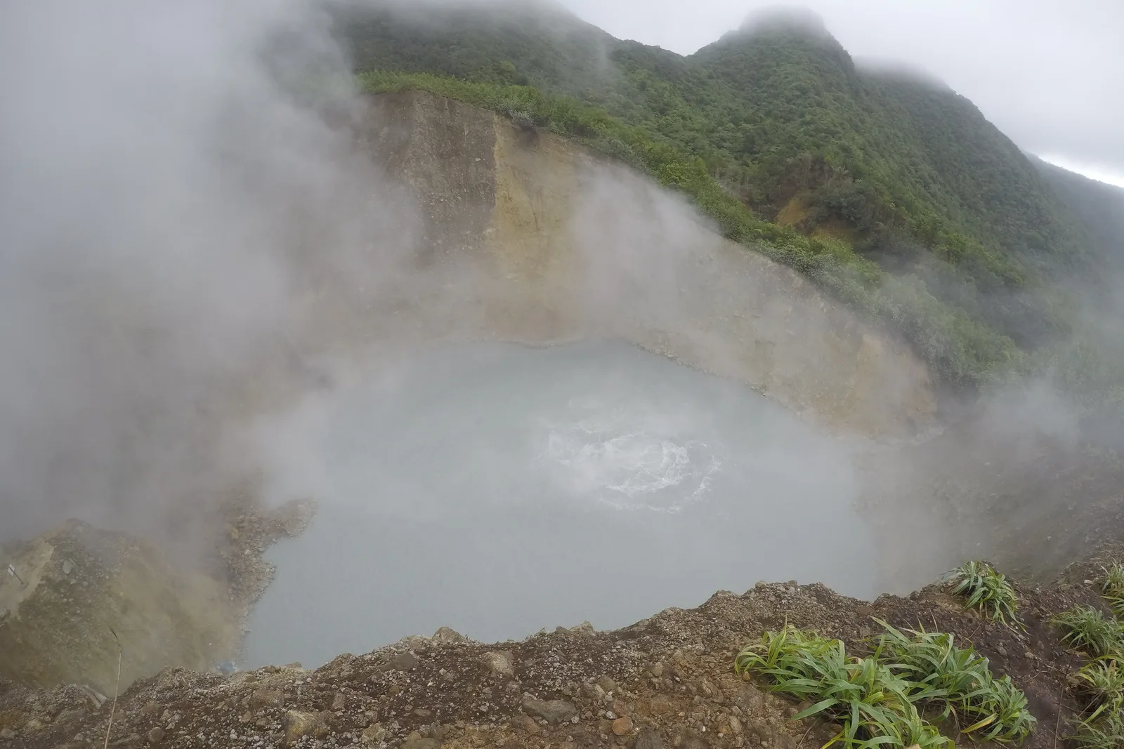 Boiling Lake envolto em vapor, no Parque Nacional Morne Trois Pitons, em Dominica