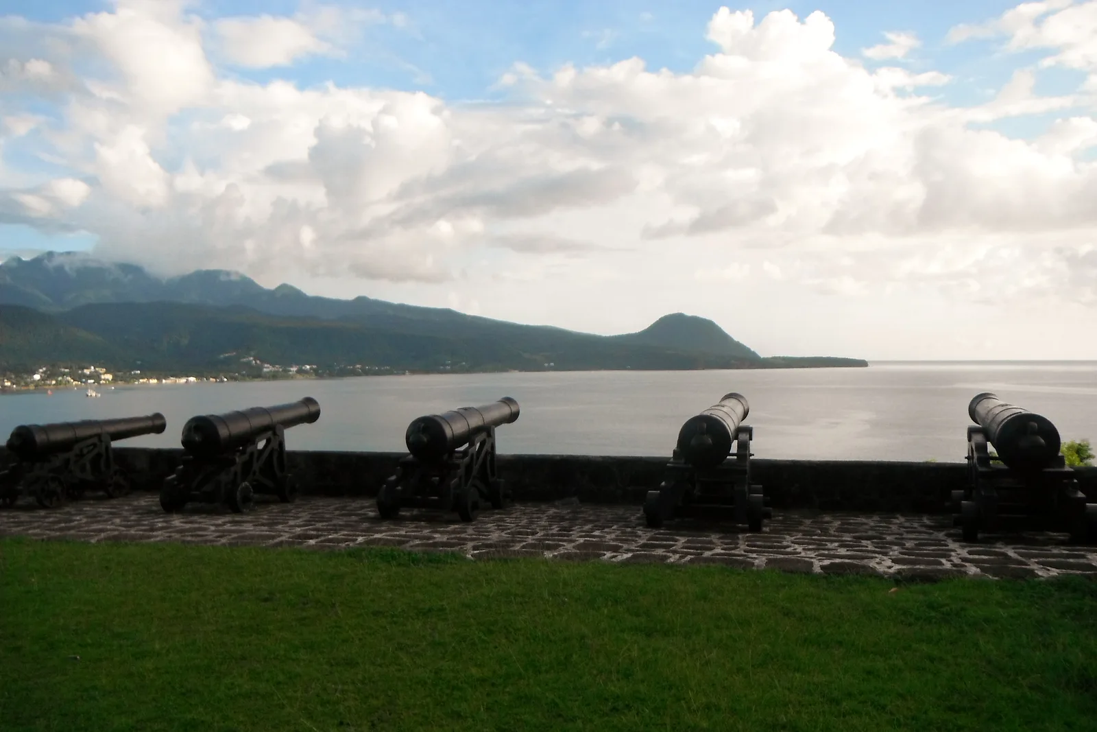 Canhões de Fort Shirley voltados para Prince Rupert Bay, no Parque Nacional Cabrits, em Dominica