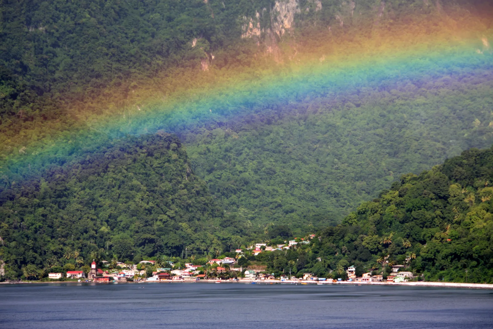 Arco-íris sobre a vila de Soufrière, na baía da reserva marinha, em Dominica