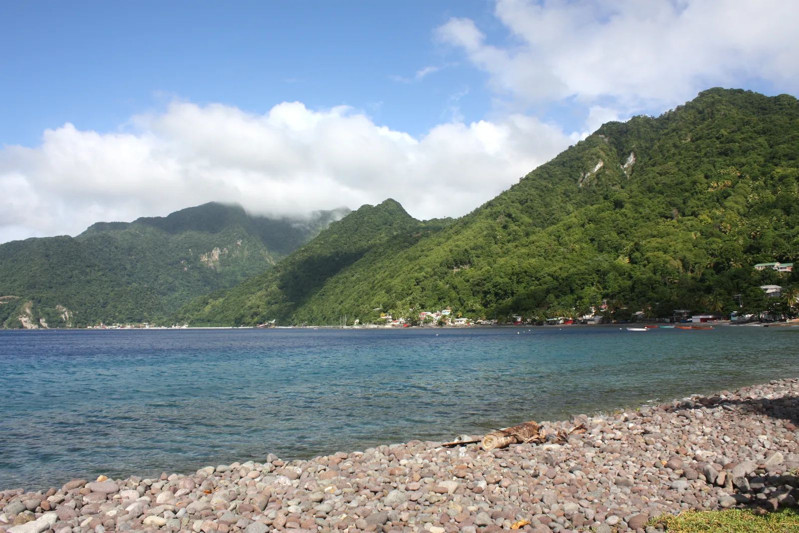 Baía de Soufrière vista da península de Scotts Head, com as montanhas de Dominica ao fundo