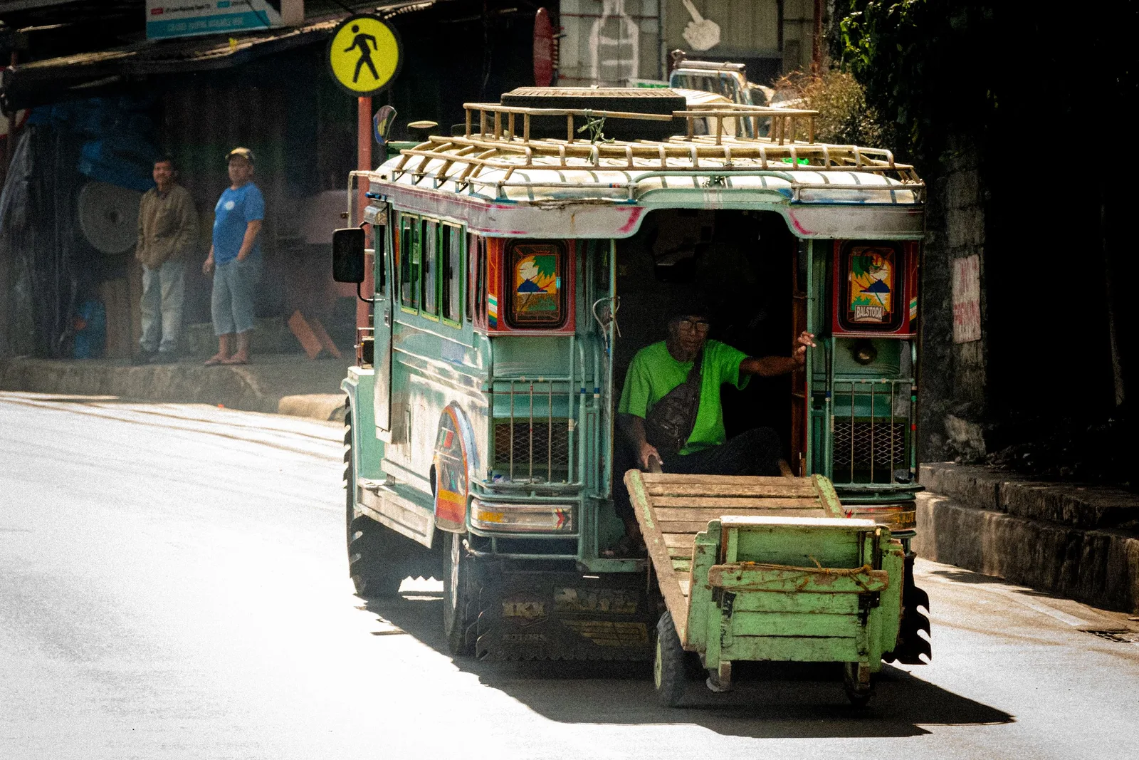Jipeney colorido, o ônibus tradicional das ruas das Filipinas