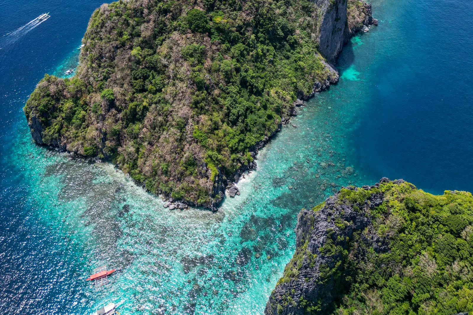 Vista aérea de ilhas calcárias e água turquesa em arquipélago das Filipinas