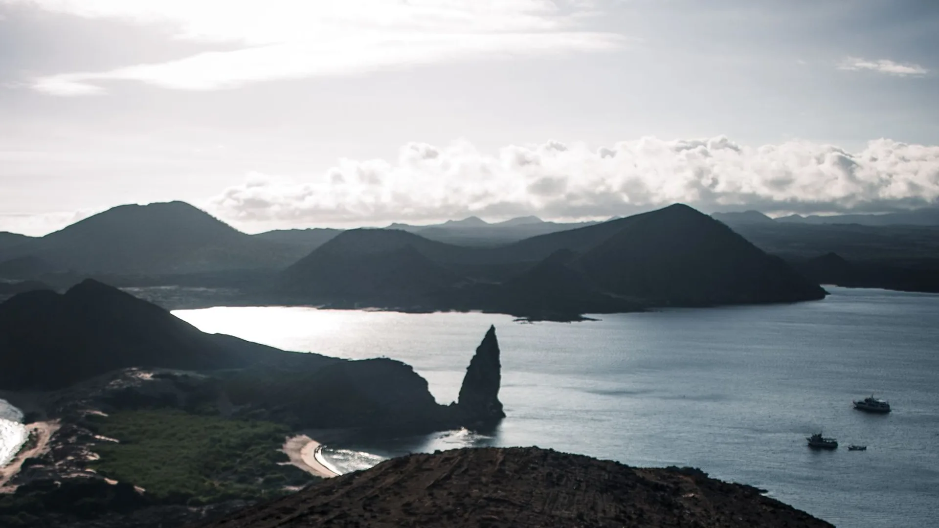 Pinnacle Rock e a costa vulcânica da Ilha Bartolomé, em Galápagos