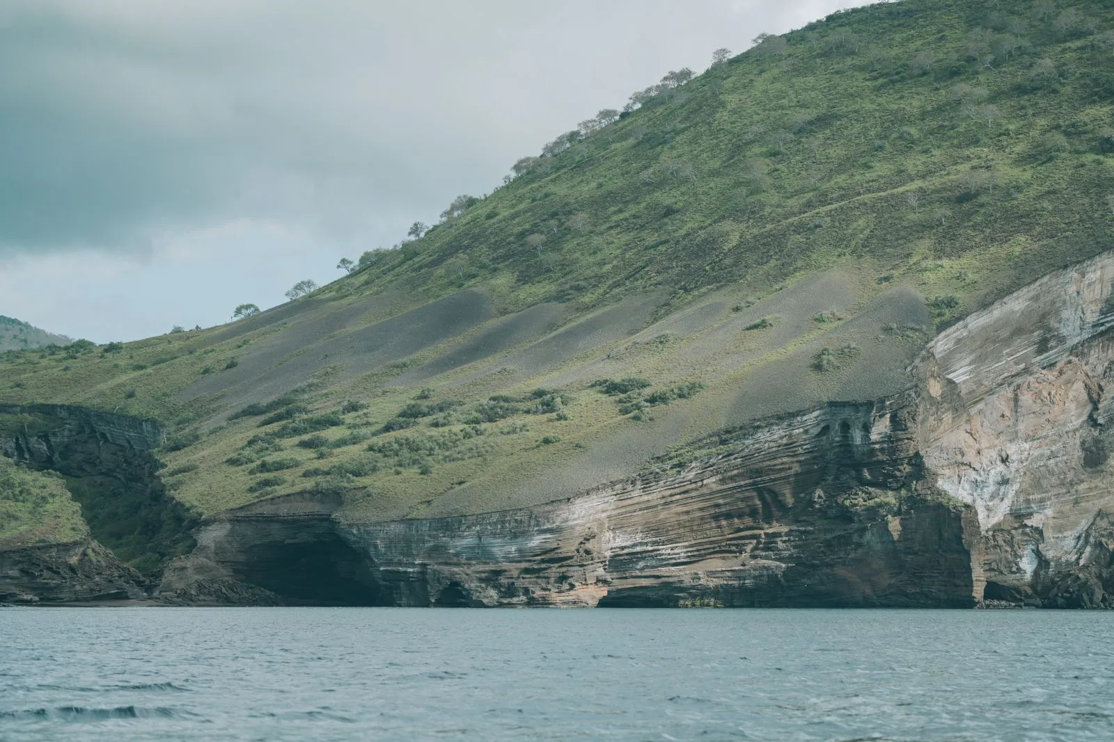 Litoral vulcânico e falésias rochosas das Ilhas Galápagos